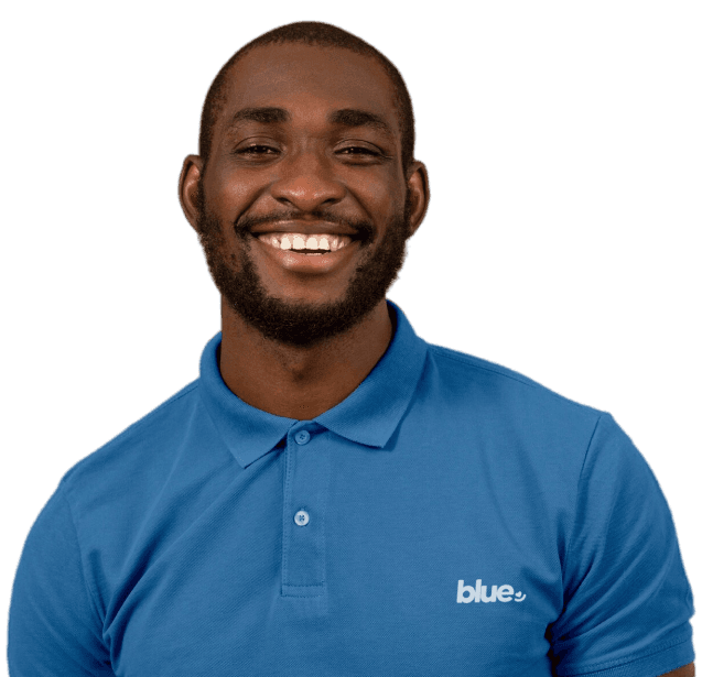 Homem com a camisa da Blue Company sorrindo